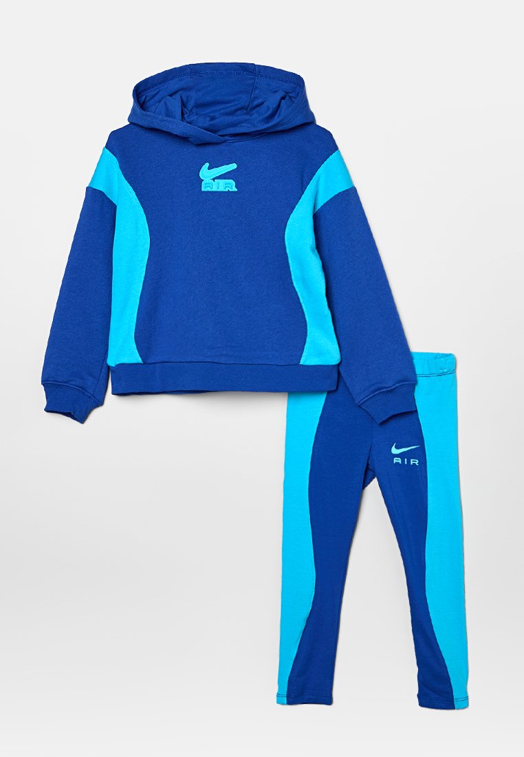 Conjunto de sudadera azul y leggings hecho de tejido suave. La sudadera presenta un cuerpo azul oscuro con acentos azul claro. Ambas piezas tienen un logo.