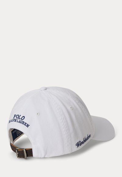 Λευκό καπέλο baseball Polo Ralph Lauren με ρυθμιζόμενο καφέ δερμάτινο λουράκι και μπλε σκούρη κέντημα "Wimbledon" στη μία πλευρά.