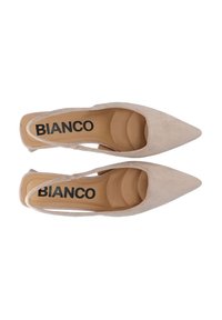 Scarpe slingback beige con punta appuntita in materiale scamosciato. Presentano lati traforati e soletta imbottita. Logo "BIANCO" stampato sulla soletta.