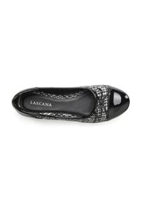 Scarpa piatta con motivo in bianco e nero, con una punta in vernice nera lucida e un'accademia a forma di fiocco. Parte superiore in tessuto testurizzato. Etichetta "LASCANA" all'interno.