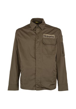 Camisa de hombre de manga larga en verde oliva con cuello con solapa, bolsillo con tapeta en el pecho, bolsillo con cremallera en la manga y texto "Blauer" en una etiqueta en el pecho.