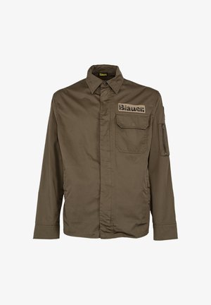 Chemise pour homme à manches longues de couleur vert olive avec col, poche à rabat sur la poitrine, poche zippée sur la manche, et texte "Blauer" sur l'écusson poitrine.