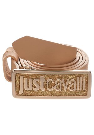 Zwinięty beżowy skórzany pasek z prostokątną, złotą, błyszczącą klamrą z wypukłymi literami nazwy marki "Just Cavalli".