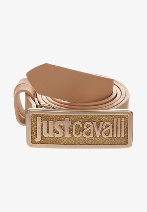 Zwinięty beżowy skórzany pasek z prostokątną, złotą, błyszczącą klamrą z wypukłymi literami nazwy marki "Just Cavalli".
