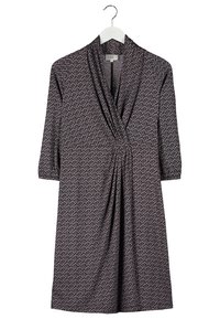 Robe longueur genou avec manches trois-quarts en tissu foncé présentant un motif géométrique répétitif et un détail froncé à la taille.