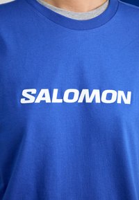 Salomon LOGO TEE UNISEX - T-shirt estampada - surf the web