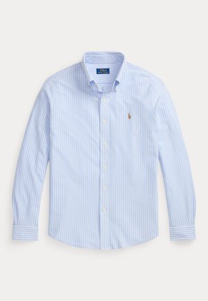 Chemise bleu clair à manches longues avec boutons, rayures verticales blanches et petit logo brodé Polo Ralph Lauren sur la poitrine.