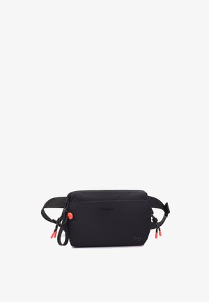 Schwarze rechteckige Bauchtasche mit verstellbarem Gurt, mehreren Reißverschlussfächern und orangefarbenen Reißverschlusslaschen vor weißem Hintergrund.