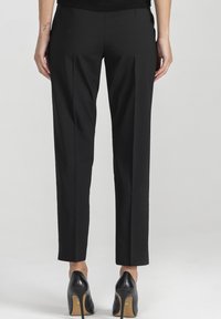 Czarne, dopasowane spodnie z prostą nogawką, wykonane z gładkiej tkaniny. Charakteryzują się detalami kieszeni i są zestawione z czarnymi butami na wysokim obcasie.