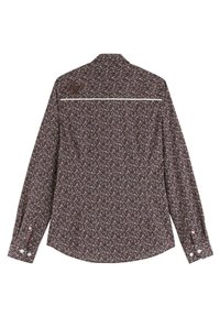 Chemise à manches longues en tissu marron foncé, ornée d'un petit motif floral en rose, blanc et bleu. Comprend une bande d'accent blanche sur le dos.