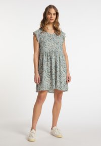 Rochie florală cu mâneci scurte volănașe, decolteu în V, talie strânsă și fustă vaporoasă în nuanțe de albastru-verde, cu flori mici albe și portocalii.