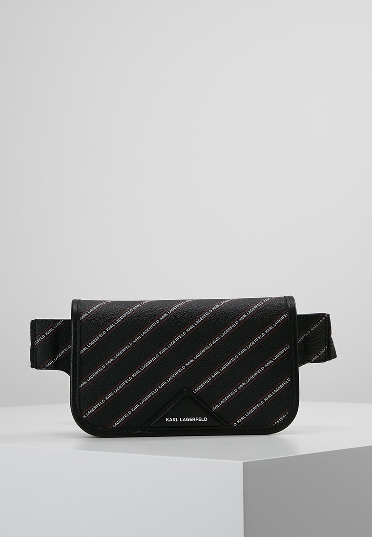 Borsa a tracolla nera con motivo a logo diagonale, texture liscia, pattina pieghevole e tracolla regolabile. Presenta un accento logo sulla parte anteriore.