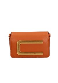 Borsa a tracolla in pelle arancione con una chiusura rettangolare in tonalità dorata e logo metallico. Design compatto con una texture liscia e struttura semplice.