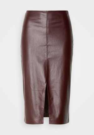 Hoge taille, donkerbruin leren kokerrok met een naad in het midden achter en een achteropening, weergegeven op een witte achtergrond.