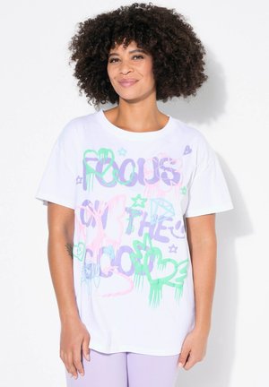 Witte katoen T-shirt met kleurrijke graffiti-achtige tekst in roze, groen en paars, met vormen zoals harten en sterren. Korte mouwen.