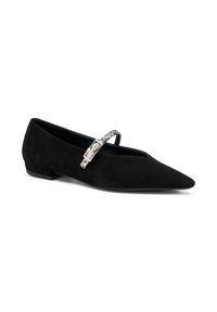 Zapato plano de ante negro con punta afilada y una sola correa que presenta un detalle de hebilla plateada. Acabado texturizado en la correa. Taco bajo.