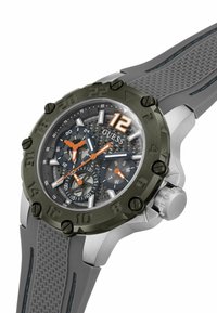 Orologio con cinturino in silicone grigio, cassa metallica, lunetta nera, quadrante multicolore con accenti arancioni e diversi sotto-quadranti per le funzioni di cronometro.