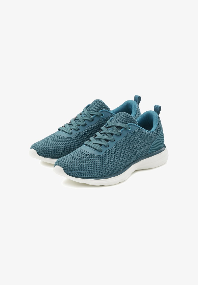 Baskets de sport en maille teal avec un tissu texturé, un design à lacets, une semelle blanche rembourrée et une languette au niveau du talon pour un enfilage facile.