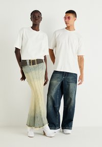 Levi's® Skateboarding SKATE GRAPHIC BOX TEE UNISEX - Basic T-shirt - white core egret