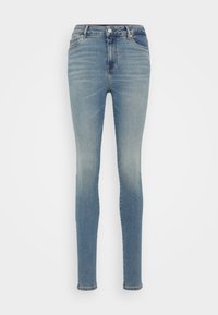 Jeans skinny de mezclilla en azul claro, con un ligero desvanecimiento, diseño de cinco bolsillos y un cierre tradicional de botón y cremallera.