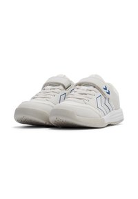 Baskets blanches pour enfants avec un logo flèche bleu, bande Velcro, lacets et semelle texturée, vue de face angle sur fond blanc.