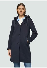 Cappotto blu navy di lunghezza media con cappuccio, chiusura con bottoni e tasche laterali. Presenta un tessuto morbido e lacci a contrasto per la regolazione.