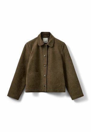 Giacca in suede marrone con colletto, bottoni a pressione frontalmente e due grandi tasche anteriori. Progettata con una linea dritta e dettagli minimi.