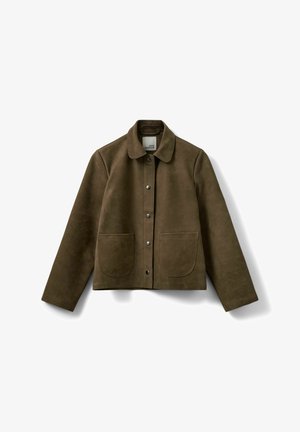 Ruskea mokkajakku, jossa on kauluksellinen kaula, edessä napitus ja kaksi suurta etutaskua. Suunniteltu suoralla leikkauksella ja vähäisellä yksityiskohdalla.