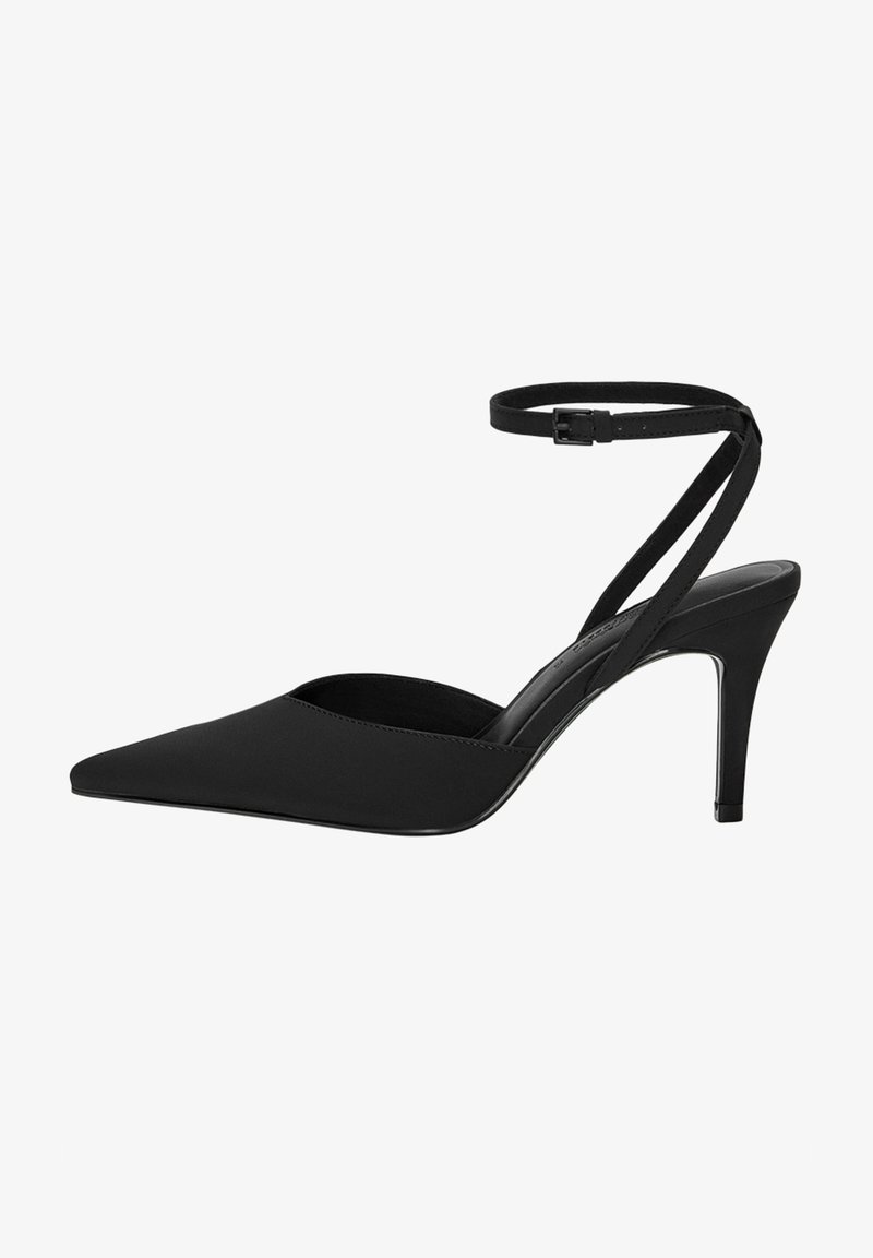 Zwarte puntige pump met een elegante satijnen afwerking, enkelbandje en een 7,5 cm hoge stilettohak. Minimalistisch ontwerp, zonder patronen of accenten.