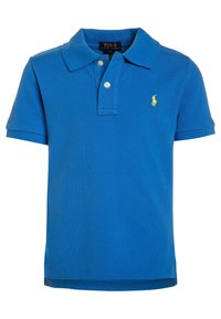 Polo azul hecho de un tejido texturizado con cuello clásico, tapeta de tres botones y un pequeño logo amarillo en el lado izquierdo del pecho.