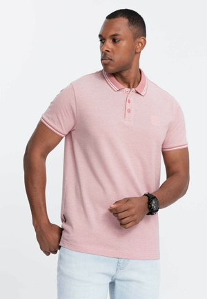 Lys pink polo shirt i bomuldsblanding, med klassisk krave, tre-knaps placket og kontrasterende hvide striber på kraven og ærmerne.