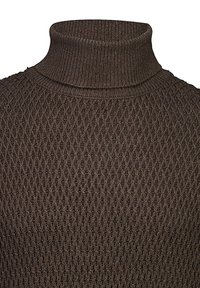 Brauner gestrickter Rollkragenpullover mit einem Diamantmuster, strukturiertem Oberflächen und geripptem Kragen für zusätzlichen Komfort und Wärme.