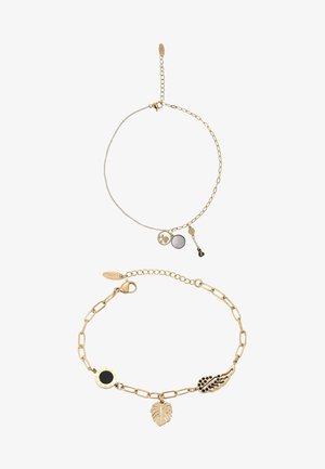 To guldkædearmbånd med små hængende vedhæng, herunder runde diske, et blad og dekorative former på en hvid baggrund.