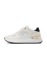 Weißer Sneaker mit strukturiertem weißen Obermaterial, schwarzem Fersenakzent, goldenen Hardware-Details und einer dicken weißen Zwischensohle mit schwarzer Laufsohle.