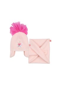 Bonnet en tricot rose avec un grand pompon en tulle rose et des rabats pour les oreilles, orné d'une patch de fleur, accompagné d'une écharpe rose assortie.