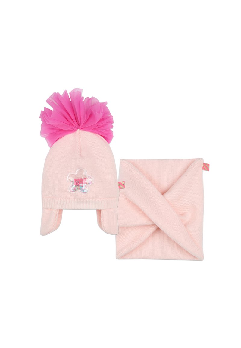 Bonnet en tricot rose avec un grand pompon en tulle rose et des rabats pour les oreilles, orné d'une patch de fleur, accompagné d'une écharpe rose assortie.