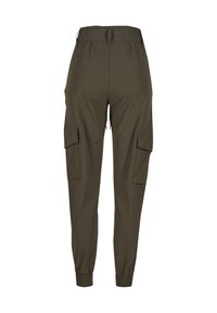 Pantalon cargo olive foncé avec poignets élastiques aux chevilles, passants pour ceinture à l'arrière et poches latérales à rabat, vu de dos.