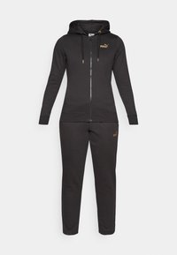 Zwarte ritssluiting hoodie met een capuchon en lange mouwen, gecombineerd met bijpassende broek. Bevat gouden accenten en een klein logo op beide kledingstukken.