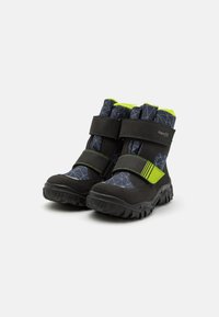Melni un pelēki zābaki ar ģeometrisku rakstu, lime zaļa akcentiem un regulējamām Velcro siksnām. Tekstūras gumijas zole labākai saķerei.