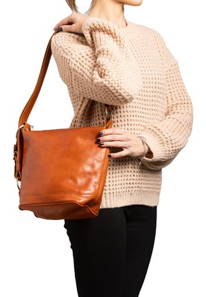 Borsa a spalla in pelle marrone con superficie texturizzata, forma rettangolare, tracolla rimovibile e hardware in tonalità oro.