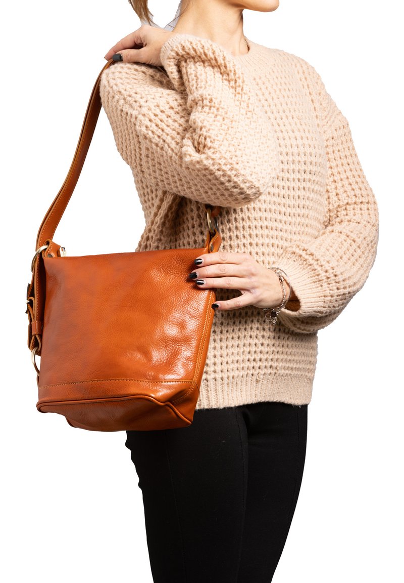 Borsa a spalla in pelle marrone con superficie texturizzata, forma rettangolare, tracolla rimovibile e hardware in tonalità oro.