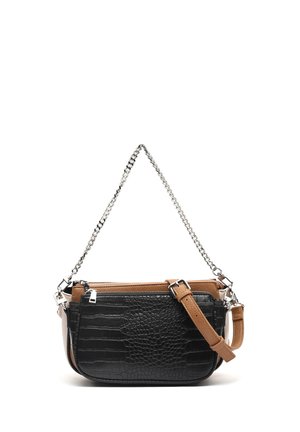 Majhna torbica čez ramo s sprednjim žepom iz črnega krokodilskega teksturiranega usnja, poudarki iz rjavega usnja, srebrnim verižnim ročajem in nastavljivim trakom iz rjavega usnja.