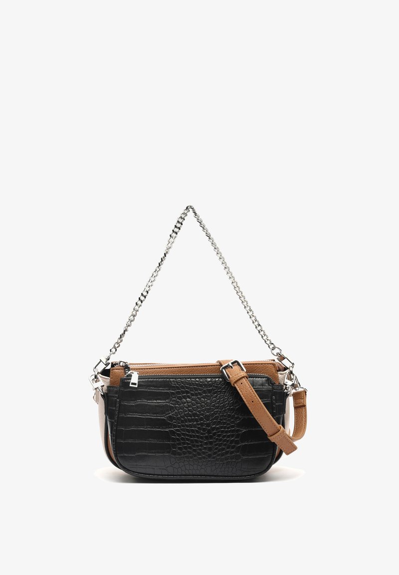 Malá kabelka přes rameno s přední kapsou v černé kůži se vzorem krokodýlí kůže, hnědé kožené detaily, stříbrným řetízkovým úchytem a nastavitelným popruhem z hnědé kůže.