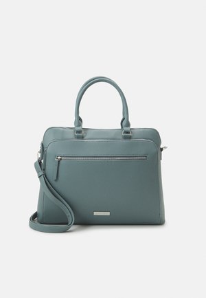 Un sac à main en similicuir turquoise avec deux poignées et une bandoulière amovible. Il est doté d'une poche avant zippée et de ferrures de couleur argentée.