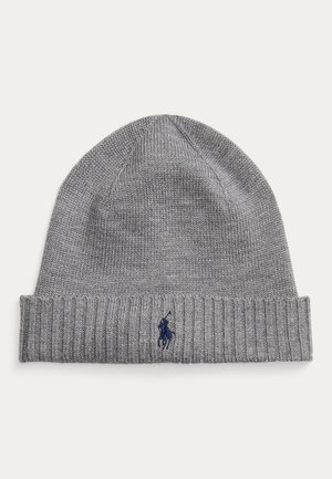 Grijze gebreide beanie met een geribde rand, voorzien van een klein marineblauw logo accent. Zachte textuur en afgerond ontwerp.