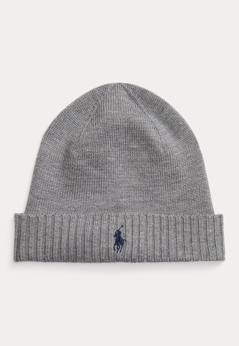 Gorro cinza tricotado com punho canelado, featuring um pequeno detalhe de logótipos em azul-marinho. Textura suave e design de topo arredondado.
