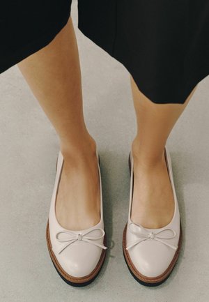 Next, REGULAR FIT - FOREVER COMFORT® CHUNKY SOLE BOW BALLET FLATS . - Ballerinat - new bone