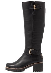 Bota de cuero negro hasta la rodilla con un acabado texturizado, acento de hebilla en el tobillo y un tacón grueso. Suela de goma con detalle de relieve.