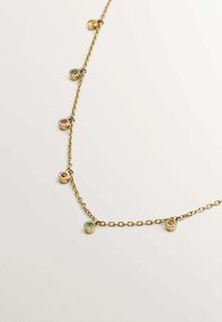 Collar de cadena dorada con colgantes coloridos en forma de flor, con gemas en rosa, verde, naranja y rojo, distribuidas uniformemente a lo largo de la cadena.