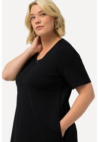 Ulla Popken LONG RITSSLUITING A-LIJN RONDE HALS HALVE MOUWEN - Camiseta básica - zwart